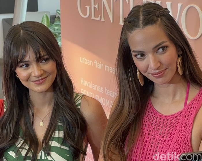 Gaya Andalan Nia Ramadhani & Amanda Rawles Padu Padan Pakai Sendal Jepit