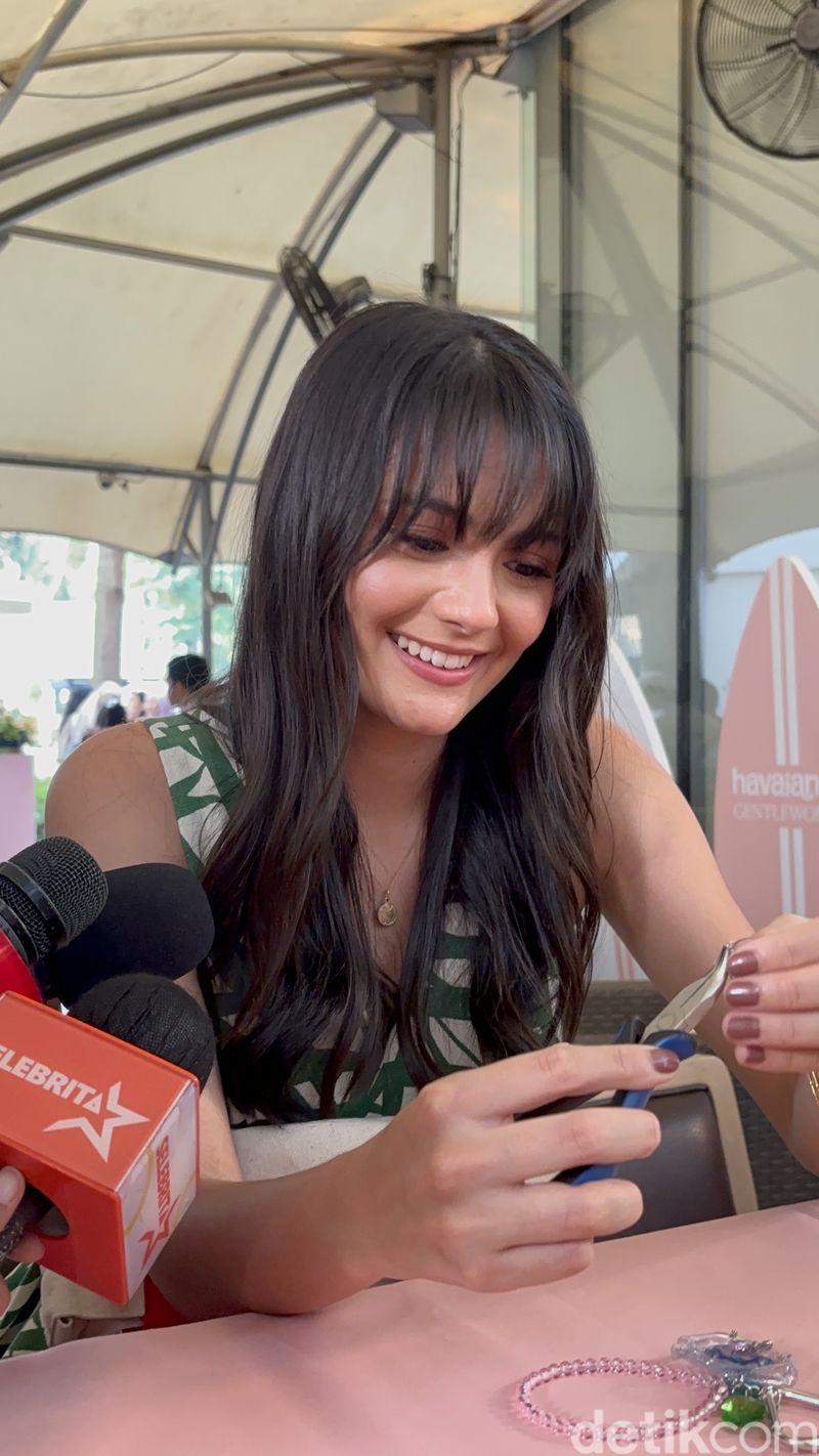 Gaya Andalan Nia Ramadhani & Amanda Rawles Padu Padan Pakai Sendal Jepit Gaya Andalan Nia Ramadhani & Amanda Rawles Padu Padan Pakai Sendal Jepit