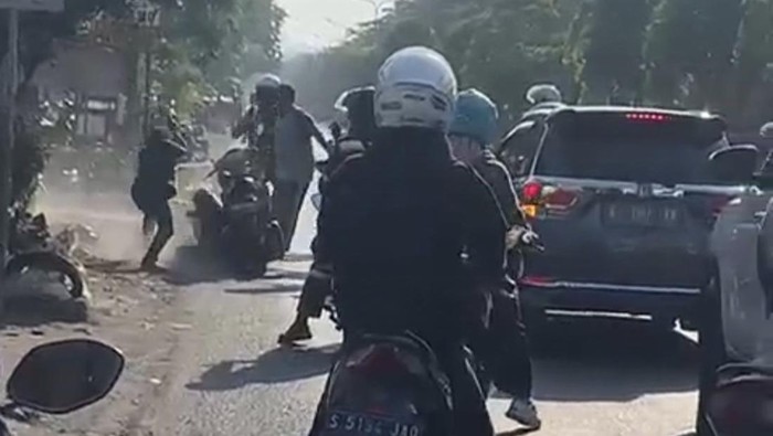 Geger carok di pinggir jalan Gresik