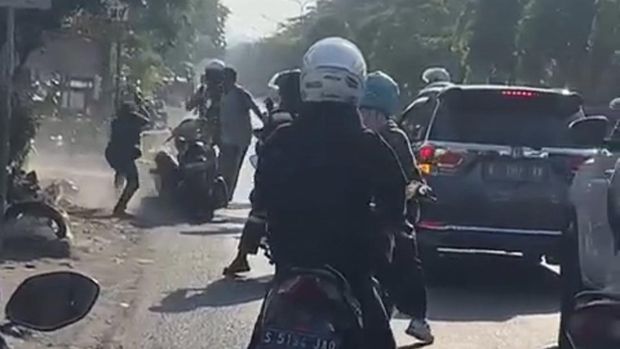Geger carok di pinggir jalan Gresik