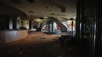Terletak di sepanjang Sungai Danube di New Belgrade, hotel ini mengalami kerusakan selama pengeboman NATO pada tahun 1999 -- bagian dari intervensi atas tindakan keras Serbia terhadap separatis Albania Kosovo.
