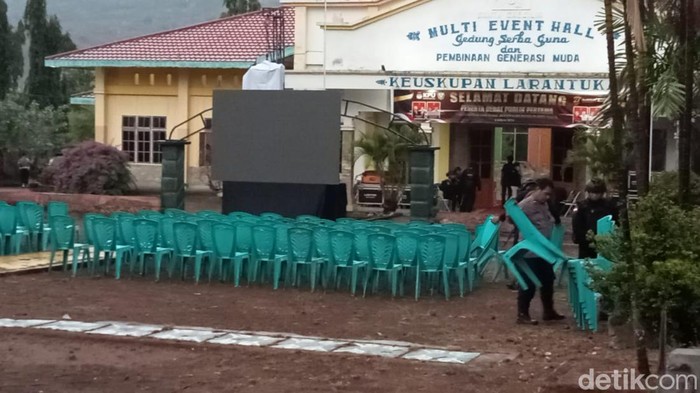Hujan lebat sebelum debat publik Pilbup Flores Timur, Rabu (30/10/2024).