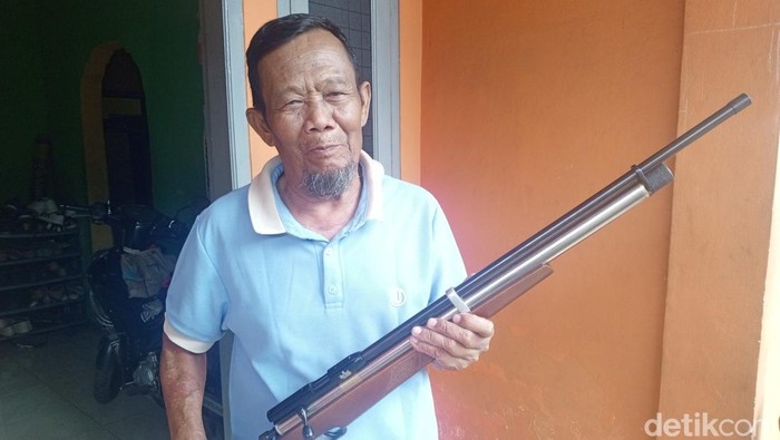 Idih Sunaedi pengrajin senapan angin di Cikeruh, Jatinangor, Sumedang.