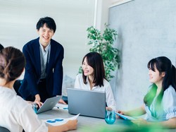 Pretty Privilege Itu Nyata, Pekerja Rupawan Digaji Lebih Besar Rp 300 Juta