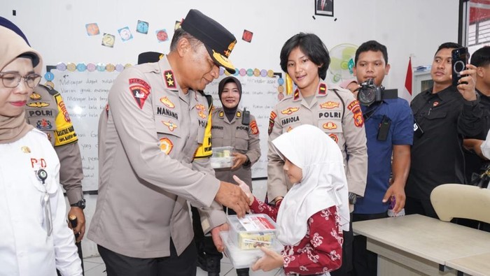 Kapolda Kaltim Irjen Nanang Avianto saat memberikan makan gratis ke murid SD di Balikpapan Utara.