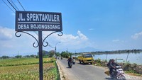 Pada bagian utara di jalan tersebut terlihat pemandangan Gunung Tangkuban Perahu, Lembang, Kabupaten Bandung Barat. Kemudian di bagian selatan jalan tersebut terdapat pemandangan Gunung Geulis, Jelekong, Kabupaten Bandung.