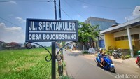 Sepanjang jalan tersebut memiliki udara yang sejuk dan pemandangan yang indah. Pasalnya area kanan dan kiri di jalan tersebut adalah terhampar pesawahan yang hijau. Kemudian terdapat beberapa aliran sungai kecil untuk mengairi pesawahan tersebut.