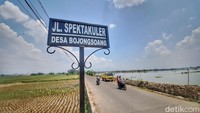 Jalan tersebut berada di area pesawahan Jalan Cikoneng yang menghubungkan ke Kampung Cijeruk, Desa Bojongsari. Kemudian nampak jalan tersebut saat ini memiliki kontur yang baik dan telah dicor oleh pemerintah setempat.