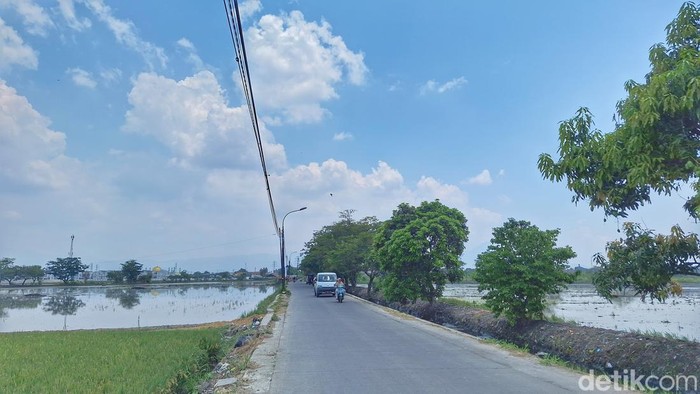 Jalan Spektakuler di Cikoneng, Kabupaten Bandung Jalan Spektakuler di Cikoneng, Kabupaten Bandung