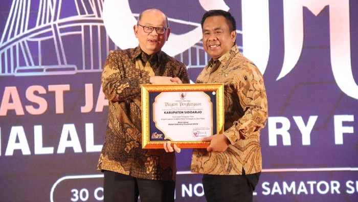Kabupaten Sidoarjo meraih penghargaan sebagai Kabupaten/Kota dengan Capaian Sertifikat Terbanyak di Jawa Timur