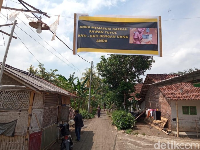 Spanduk peringatan rawan tuyul yang dipasang warga kampung di Jember