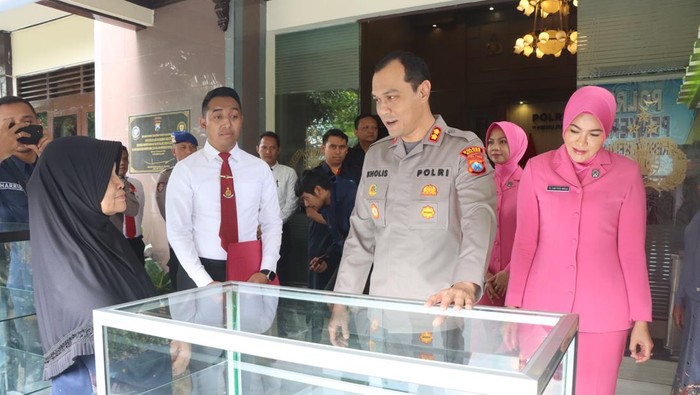 Kapolres Malang AKBP Putu Kholis Aryana memberikan bantuan UMKM kepada keluarga korban Tragedi Kanjuruhan