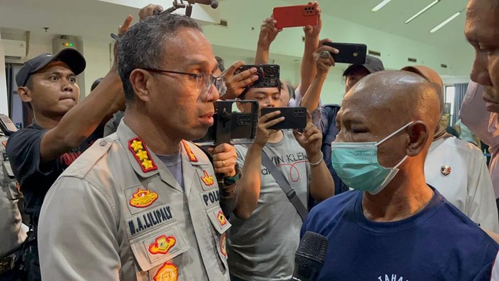 Kapolres Metro Jakarta Timur Kombes Nicolas Ary Lilipaly bersama dengan Indra Jaya, pelaku penyanderaan bocah di Pejaten.