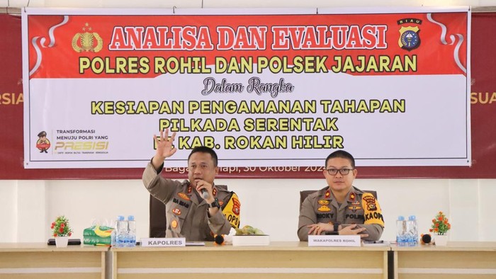 Kapolres Rohil AKBP Isa Imam Syahroni bersama jajarannya menggelar rapat koordinasi di Kantor KPU.  (Foto: dok Humas Polres Rohil).