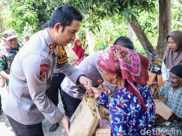 Kapolres Situbondo, AKBP Rezi Dharmawan salurkan paket sembako peringati HUT Polri