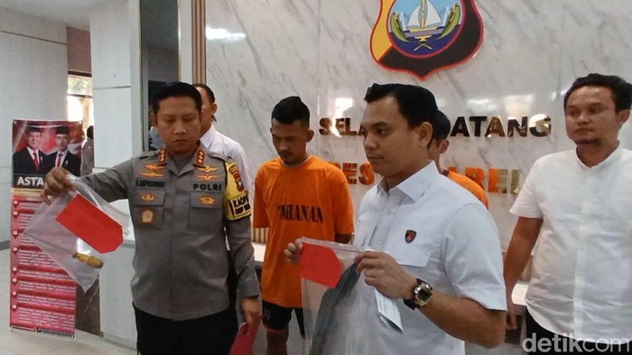 Kapolresta Barelang Kombes Heribertus Ompusunggu saat memperlihatkan barang bukti. (Foto: Alamudin Hamapu/detikSumut)