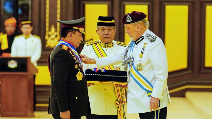 Kapolri Jenderal Listyo Sigit Prabowo terima penghargaan Panglima Gagah Pasukan Polis dari Kerajaan Malaysia.