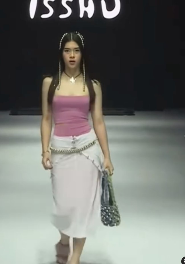 Mengenakan set rok tanktop berwarna merah muda dipadukan dengan bawahan putih menerawang, Kayra tampil dengan penuh percaya diri. Ditambah dengan aksesori beaded hair di kepalanya, Kayra terlihat menawan. Foto: Instagram/@kayra.miendra