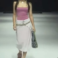 Mengenakan set rok tanktop berwarna merah muda dipadukan dengan bawahan putih menerawang, Kayra tampil dengan penuh percaya diri. Ditambah dengan aksesori beaded hair di kepalanya, Kayra terlihat menawan. Foto: Instagram/@kayra.miendra