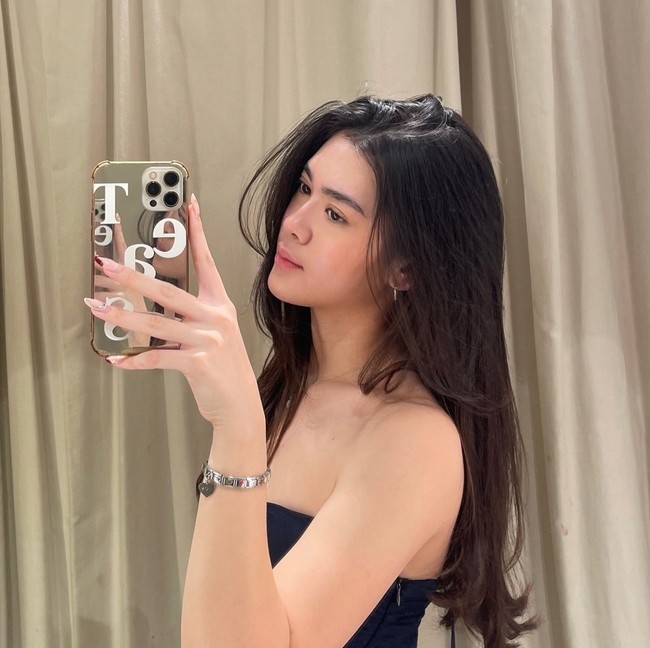 Melalui akun Instagram pribadinya yang kini sudah memiliki lebuh dari 44,6 ribu pengikut, Kayra terlihat cukup sering membagikan foto-fotonya. Tak hanya punya body goals, Kayra juga memiliki paras yang cantik. Foto: Instagram/@kayra.miendra