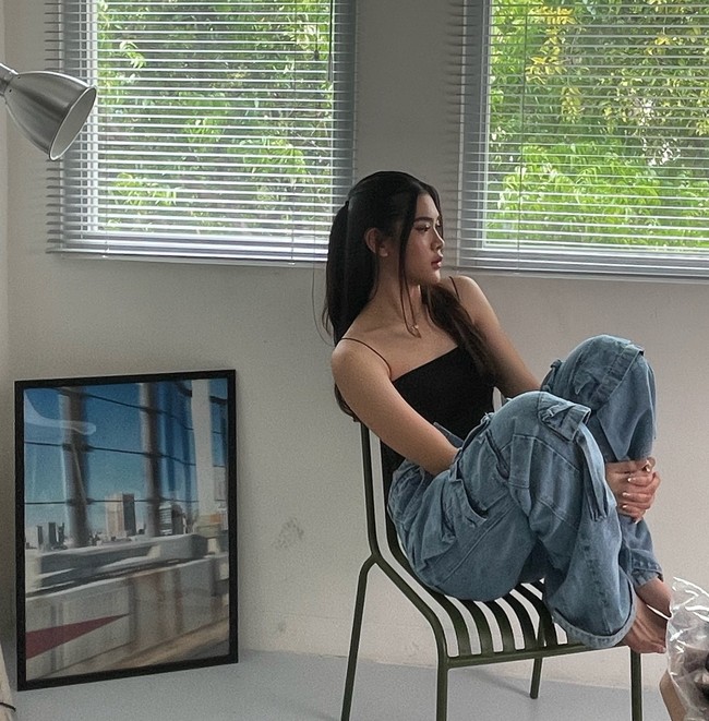 Kayra Miendra sendiri merupakan anak kedua Mieke Amalia dan mantan suaminya, Hendra Wijaya. Jarang tersorot kamera, rupanya putri cantik Mieke itu mengikuti jejak sang bunda dengan menjadi model. Foto: Instagram/@kayra.miendra