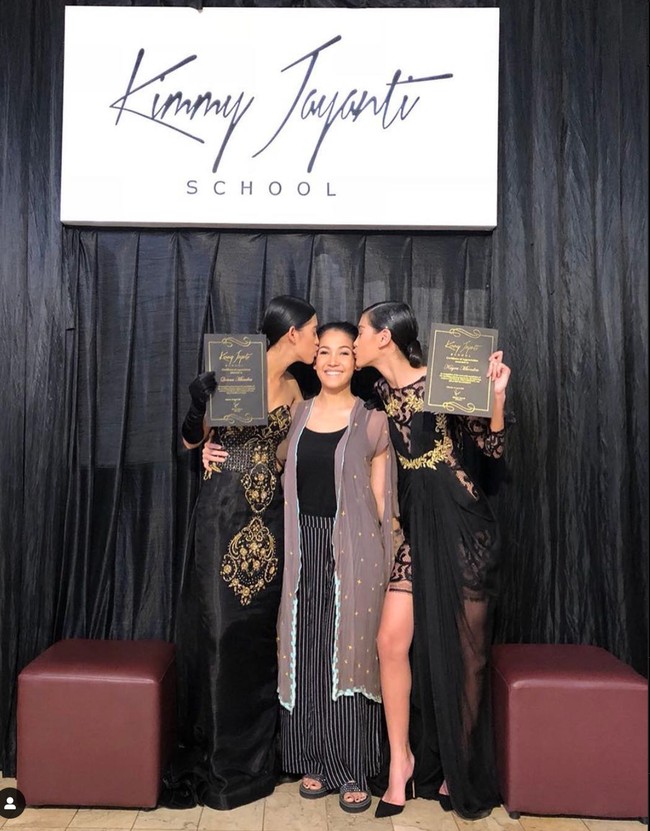 Kayra dan kakak perempuannya, Queena rupanya juga merupakan lulusan dari sekolah modelling, Kimmy Jayanti School. Tak heran jika dirinya terlihat mahir saat berlenggak-lenggok di atas runway. Foto: Instagram/@kayra.miendra