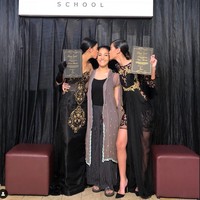 Kayra dan kakak perempuannya, Queena rupanya juga merupakan lulusan dari sekolah modelling, Kimmy Jayanti School. Tak heran jika dirinya terlihat mahir saat berlenggak-lenggok di atas runway. Foto: Instagram/@kayra.miendra