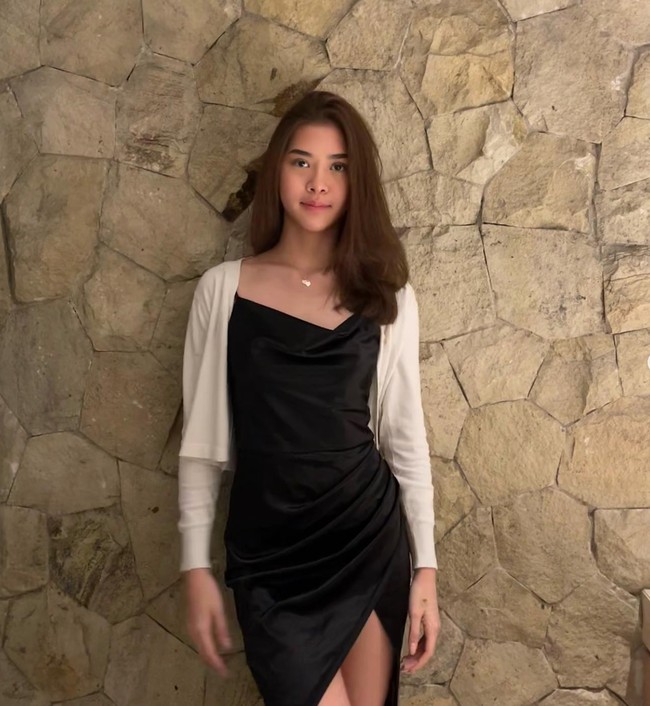 Lahir pada tahun 2004, saat ini Kayra berusia 20 tahun. Sudah semakin besar, pesona cantiknya pun saingi sang mama. Foto: Instagram/@kayra.miendra