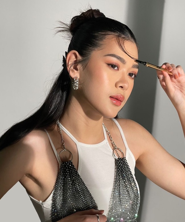 Dari unggahan-unggahannya di Instagram juga terlihat bahwa sebelum menjadi model catwalk di JFW, Kayra sudah sering menjadi model pemotretan. Tak heran jika dirinya juga sudah jago berpose di depan kamera. Foto: Instagram/@kayra.miendra