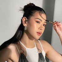 Dari unggahan-unggahannya di Instagram juga terlihat bahwa sebelum menjadi model catwalk di JFW, Kayra sudah sering menjadi model pemotretan. Tak heran jika dirinya juga sudah jago berpose di depan kamera. Foto: Instagram/@kayra.miendra