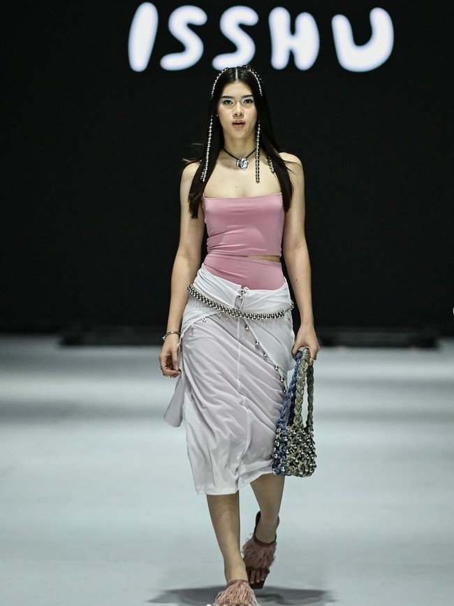 Putri Mieke Amalia, Kayra Miendra belakangan tengah jadi sorotan. Kayra disorot karena penampilannya saat menjadi model catwalk di Jakarta Fashion Week. Ia tampil berjalan catwalk dengan mulut mangap. Foto: Instagram/@kayra.miendra