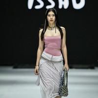 Putri Mieke Amalia, Kayra Miendra belakangan tengah jadi sorotan. Kayra disorot karena penampilannya saat menjadi model catwalk di Jakarta Fashion Week. Ia tampil berjalan catwalk dengan mulut mangap. Foto: Instagram/@kayra.miendra