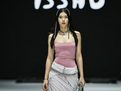 8 Foto Kayra Miendra Putri Cantik Mieke Amalia, Gayanya saat Catwalk Disorot