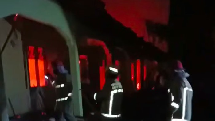 Kebakaran melanda Pondok Pesantren (Ponpes) Daar El-Qolam 2 di Kabupaten Tangerang, Banten. Belasan ruang asrama putri hangus terbakar. (dok BPBD Kabupaten Bogor)