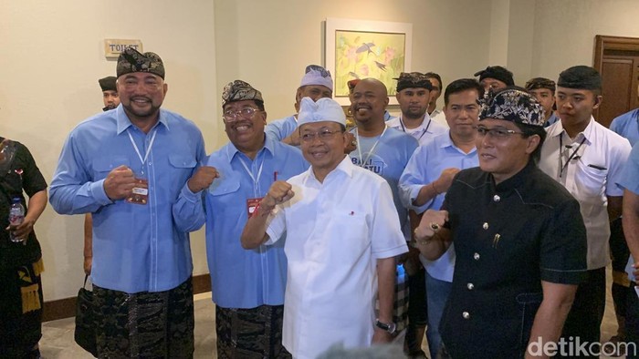 Kedua paslon gubernur dan wakil gubernur Bali, Mulia-PAS dan Koster-Giri, Rabu (30/10/2024). (Rizki Setyo)