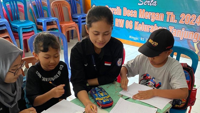Kegiatan Komunitas Laskar Belajar dampingi anak-anak di kampung pemulung Kota Malang.