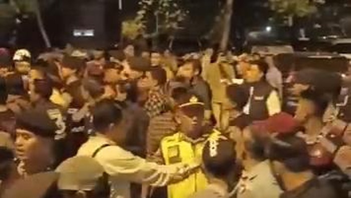 Kericuhan di luar venue saat Debat Perdana Pilbup Muratara di Palembang.