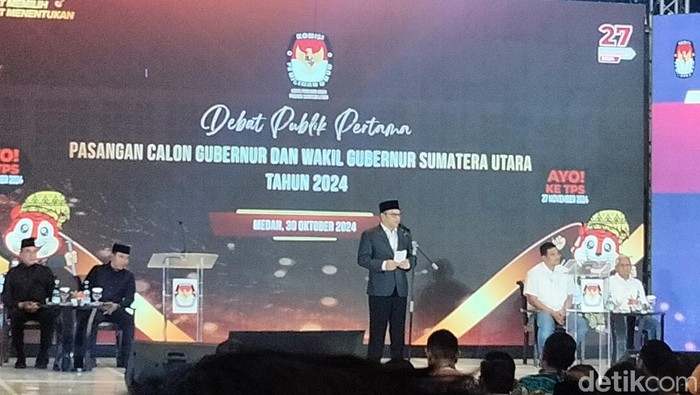 Ketua KPU Sumut Agus Arifin saat debat. (M. Hasbi Fauzi/detikSumut)