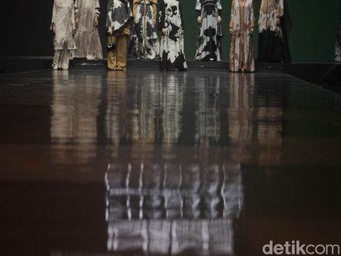Model memperagakan busana rancangan Khanaan pada Indonesia International Modest Fashion Festival (IN2MF) di Jakarta Convention Center (JCC), Jakarta, Rabu (30/10/2024). IN2MF 2024 diikuti 228 desainer nasional dan 10 desainer luar negeri yang berlangsung pada 30 Oktober - 3 November 2024.