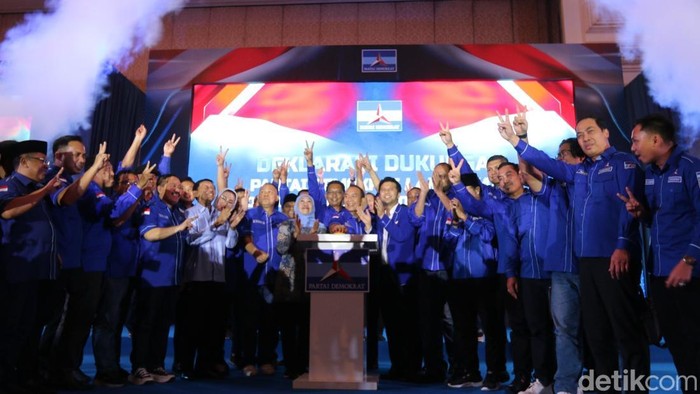Khofifah-Emil saat menghadiri Rakerda Demokrat tentang kemenangan pasangan tersebut di Pilgub Jatim 2024.