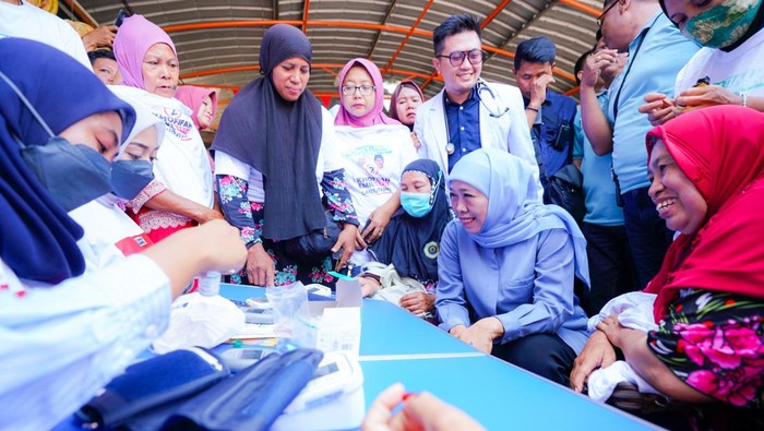 Khofifah Indar Parawansa saat menggelar cek kesehatan gratis di Pasar Pacar Keling, Surabaya.