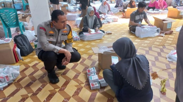 Kombes Jeki saat cek pelipatan surat suara (Dok Polresta Pekanbaru)