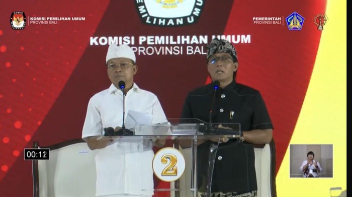Koster-Giri dalam debat perdana pasangan calon gubernur dan wakil gubernur Bali, Rabu (30/10/2024). (dok. tangkapan layar di Youtube KPU Bali)