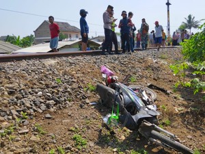 Kosim Tak Sadarkan Diri Setelah Terserempet Kereta di Cibiuk