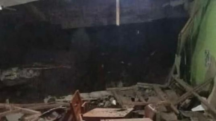Ruang kelas MI di Desa Karangkobar Kecamatan Karangkobar, Banjarnegara jebol tertimpa tanah longsor.