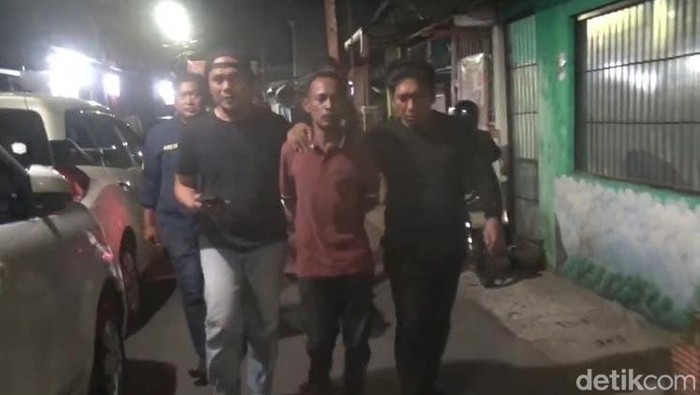 Polisi menangkap Muhammad Rijal (36), pria yang diduga sebagai dalang penyebab kebakaran hebat menghanguskan 24 rumah di Makassar.