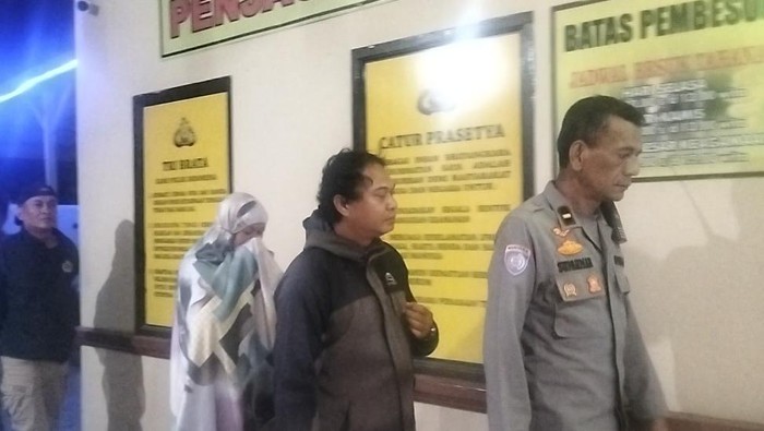 Seorang dosen wanita asal Kabupaten Kotamobagu, Sulawesi Utara (Sulut) berinisial AG (40) menikam suaminya, ND (41) hingga tewas.