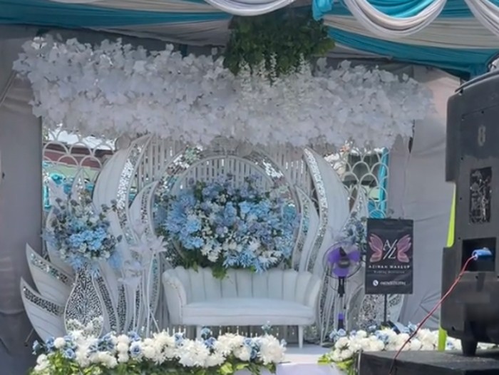 Makeup artist ini membagikan video saat merias kliennya yang menikah di lokasi yang tak biasa.