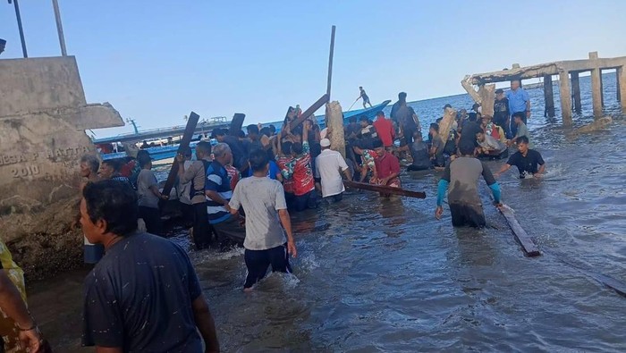 Jembatan di Maluku Tengah, Maluku, ambruk saat dilintasi tim sukses (timses) pasang calon (paslon) bupati dan wakil bupati Maluku Tengah Andi Munawir-Tina Tetelepta.