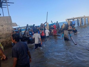 Jembatan Ambruk saat Rombongan Cabup Maluku Tengah Lewat, 11 Luka-7 Tewas